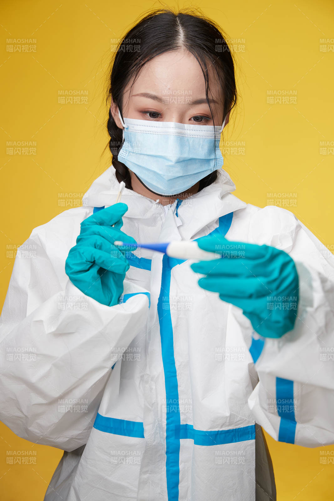 穿白色防护服佩戴护目镜口罩的防疫人员图片