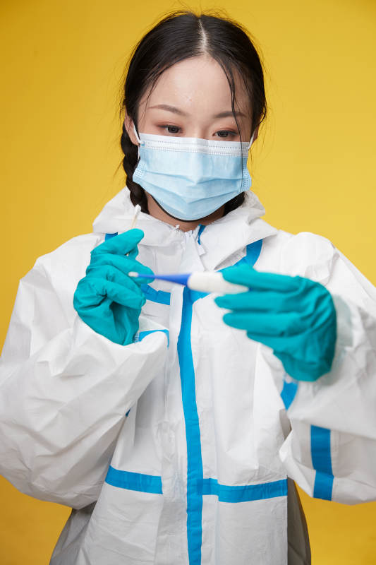 穿白色防护服佩戴护目镜口罩的防疫人员图片