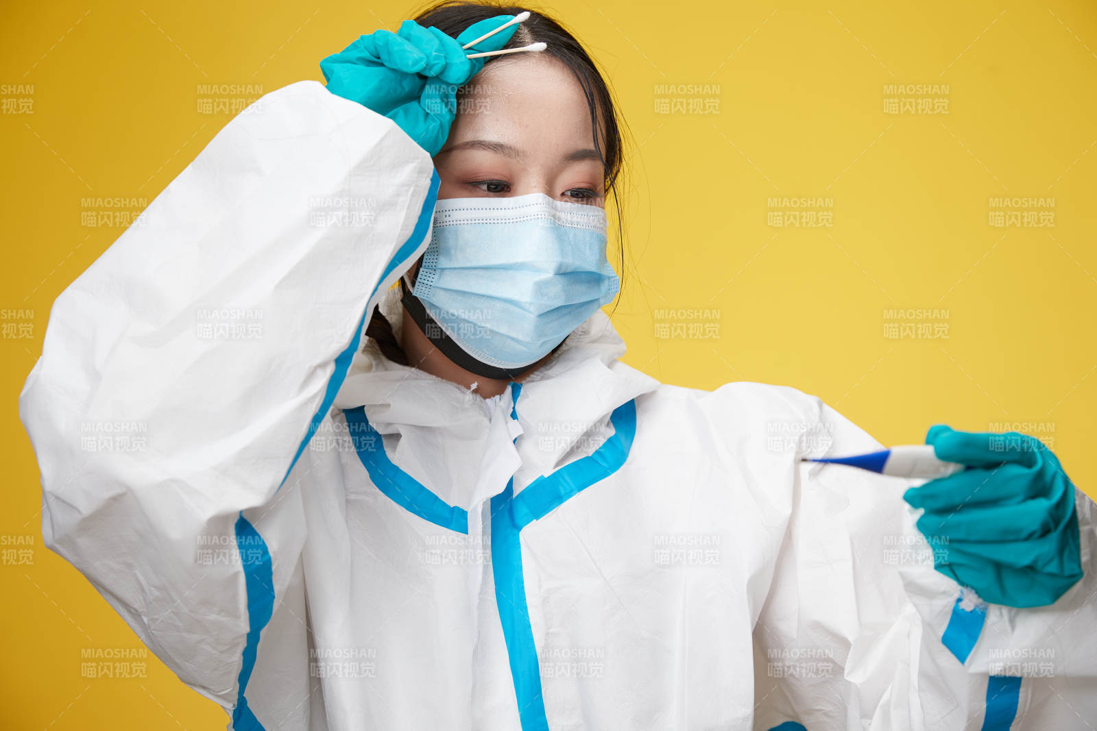 穿白色防护服佩戴护目镜口罩的防疫人员图片