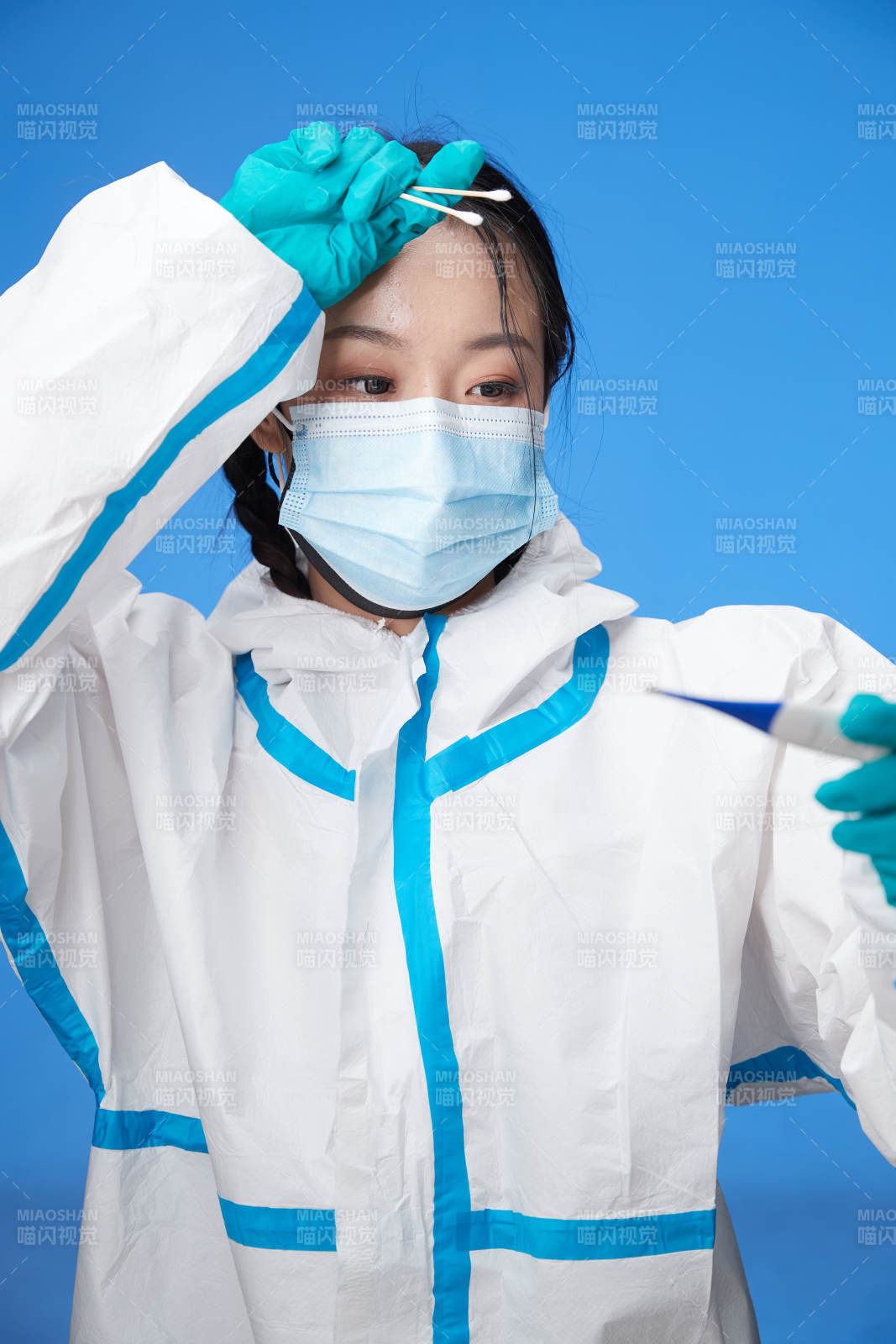 穿白色防护服佩戴护目镜口罩的防疫人员图片