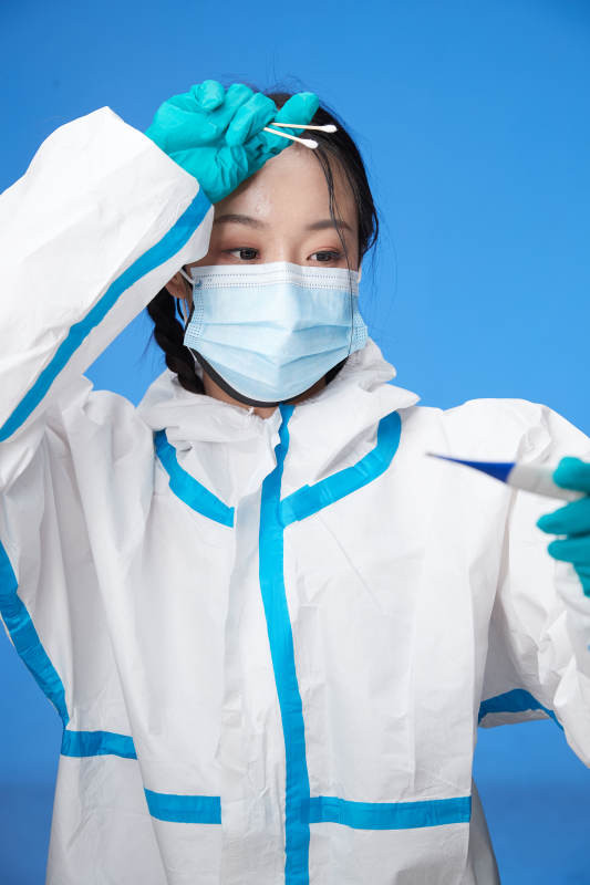 穿白色防护服佩戴护目镜口罩的防疫人员图片