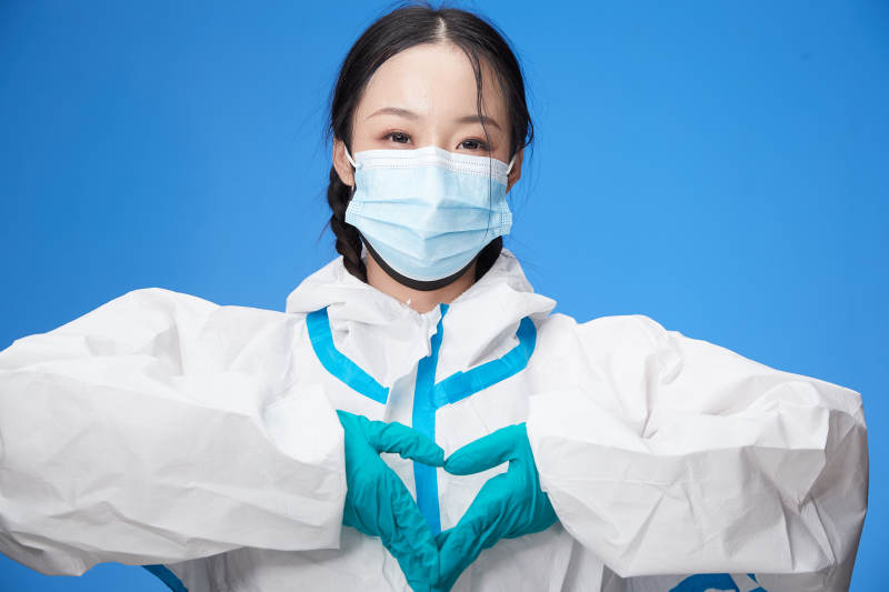 穿白色防护服佩戴护目镜口罩的防疫人员图片