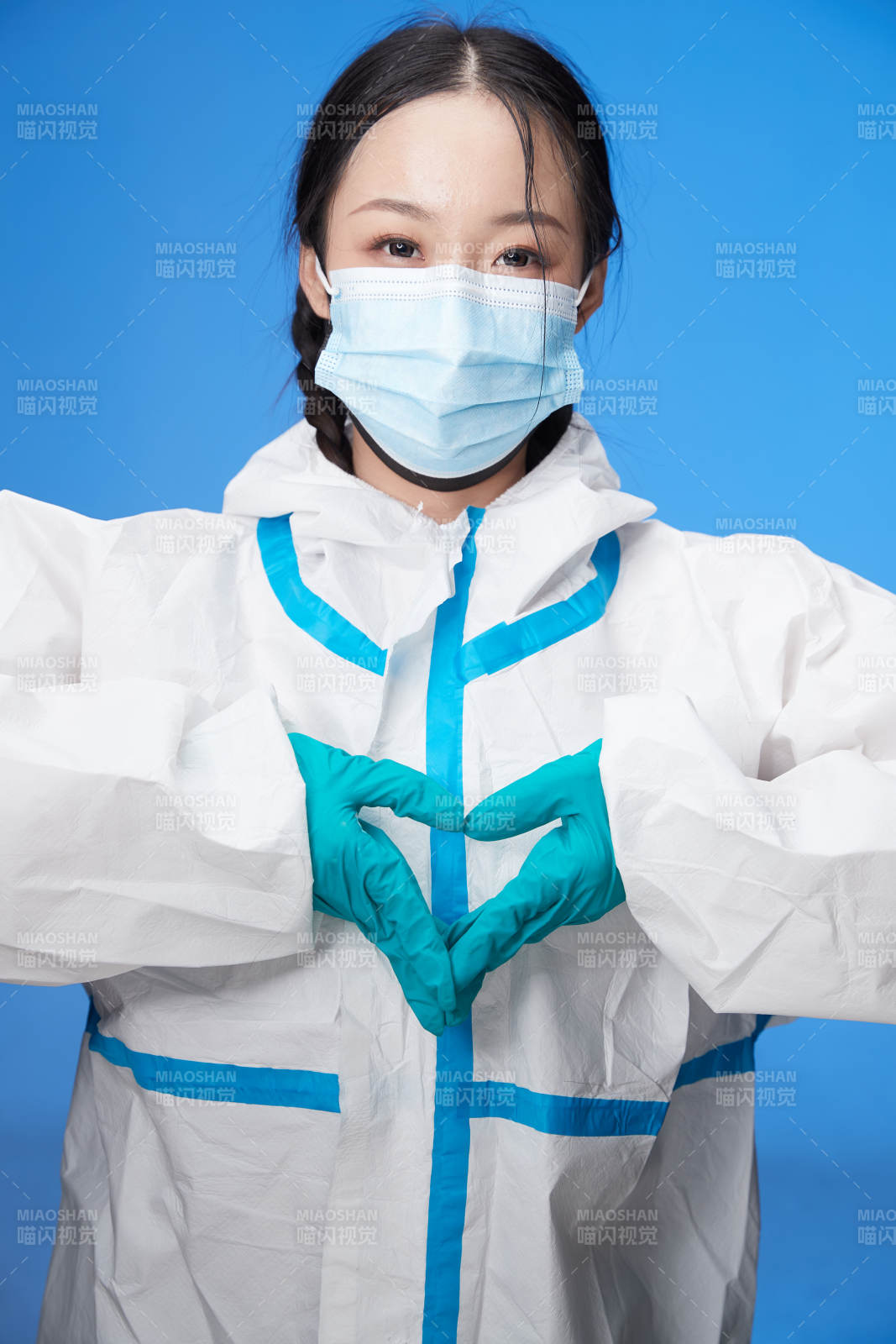 穿白色防护服佩戴护目镜口罩的防疫人员图片