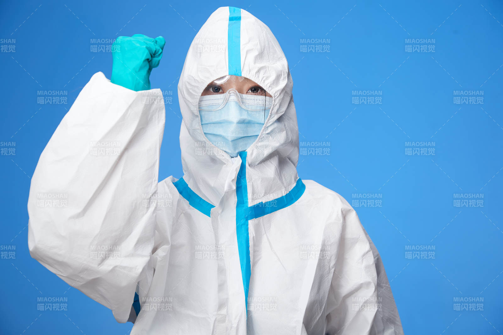 穿白色防护服佩戴护目镜口罩的防疫人员图片