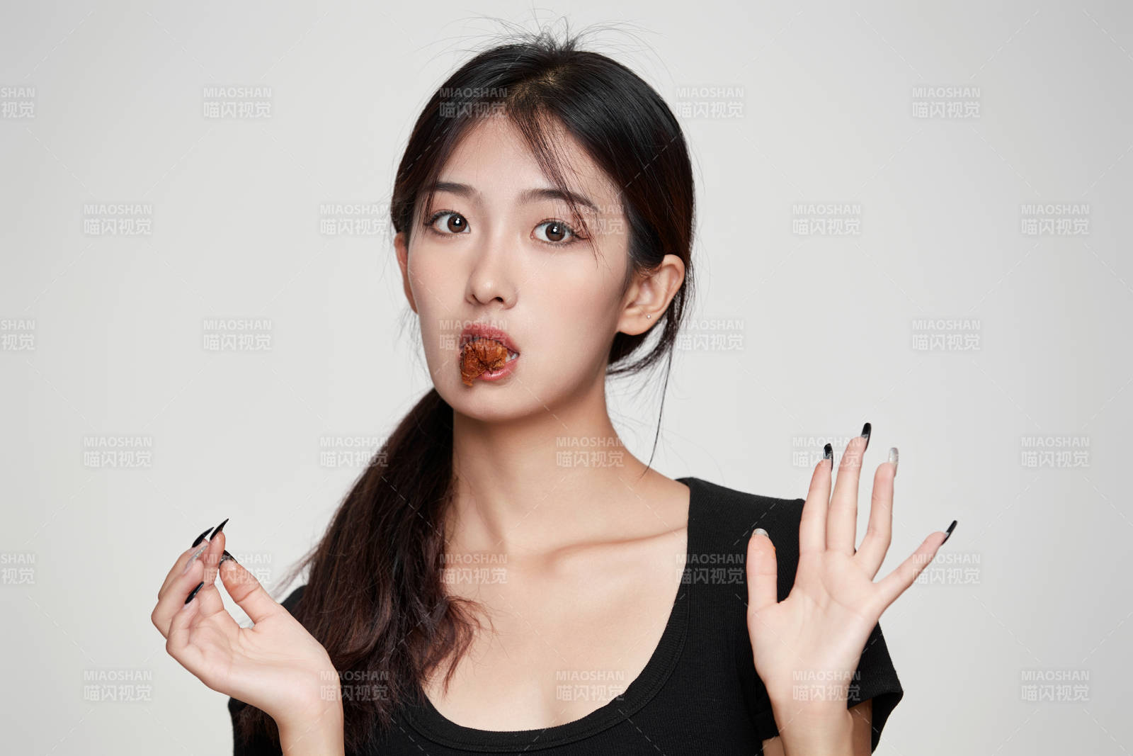 大吃特吃猪蹄块的亚洲可爱少女人像图片