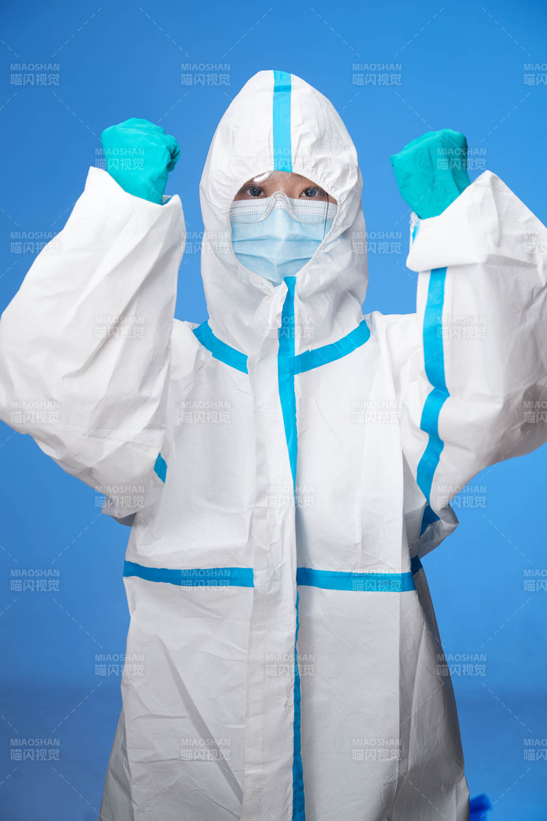 穿白色防护服佩戴护目镜口罩的防疫人员图片