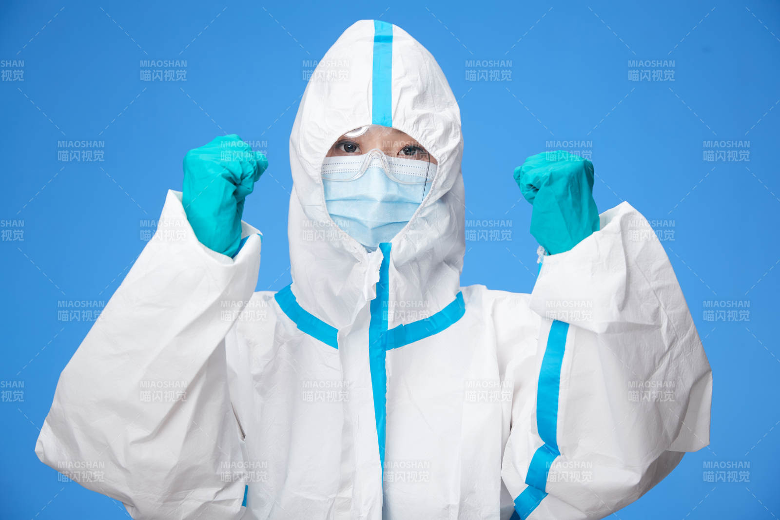 穿白色防护服佩戴护目镜口罩的防疫人员图片