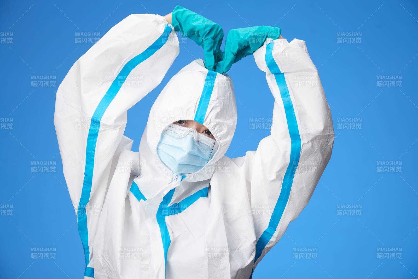 穿白色防护服佩戴护目镜口罩的防疫人员图片