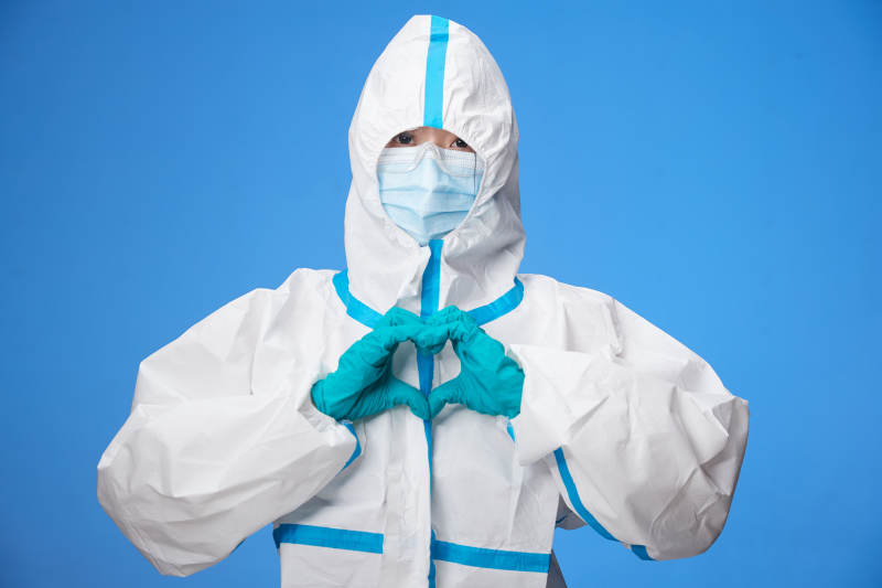 穿白色防护服佩戴护目镜口罩的防疫人员图片