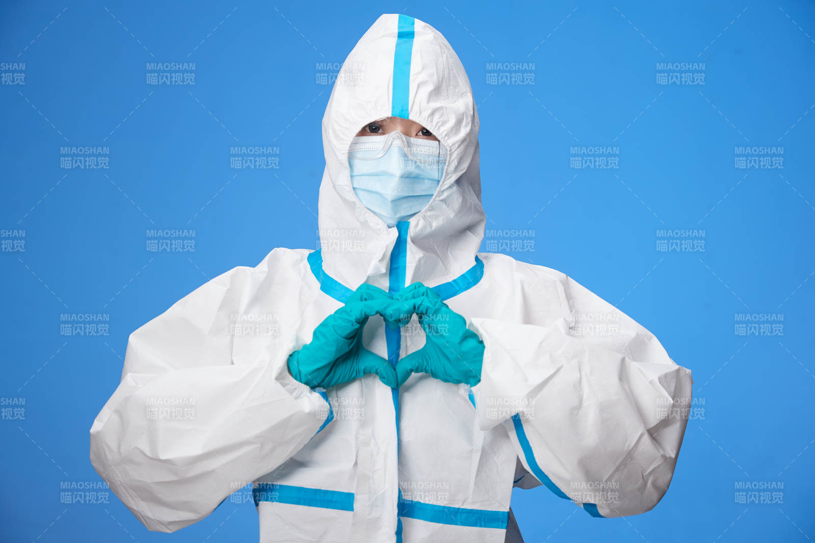 穿白色防护服佩戴护目镜口罩的防疫人员图片