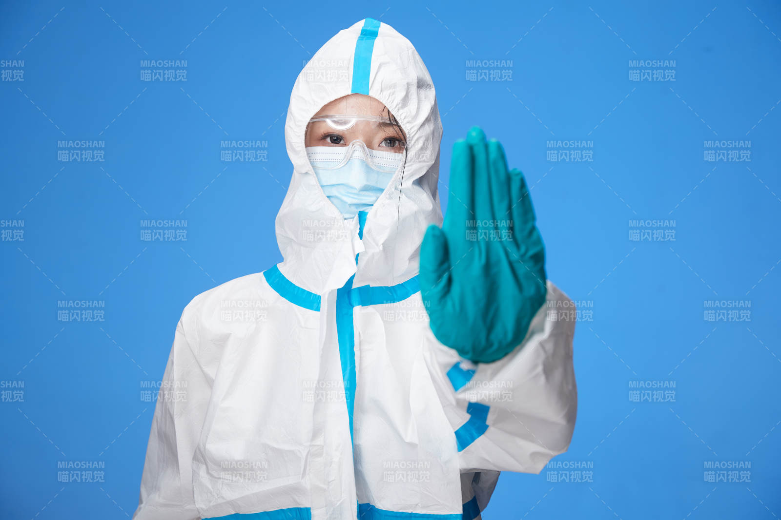 穿白色防护服佩戴护目镜口罩的防疫人员图片