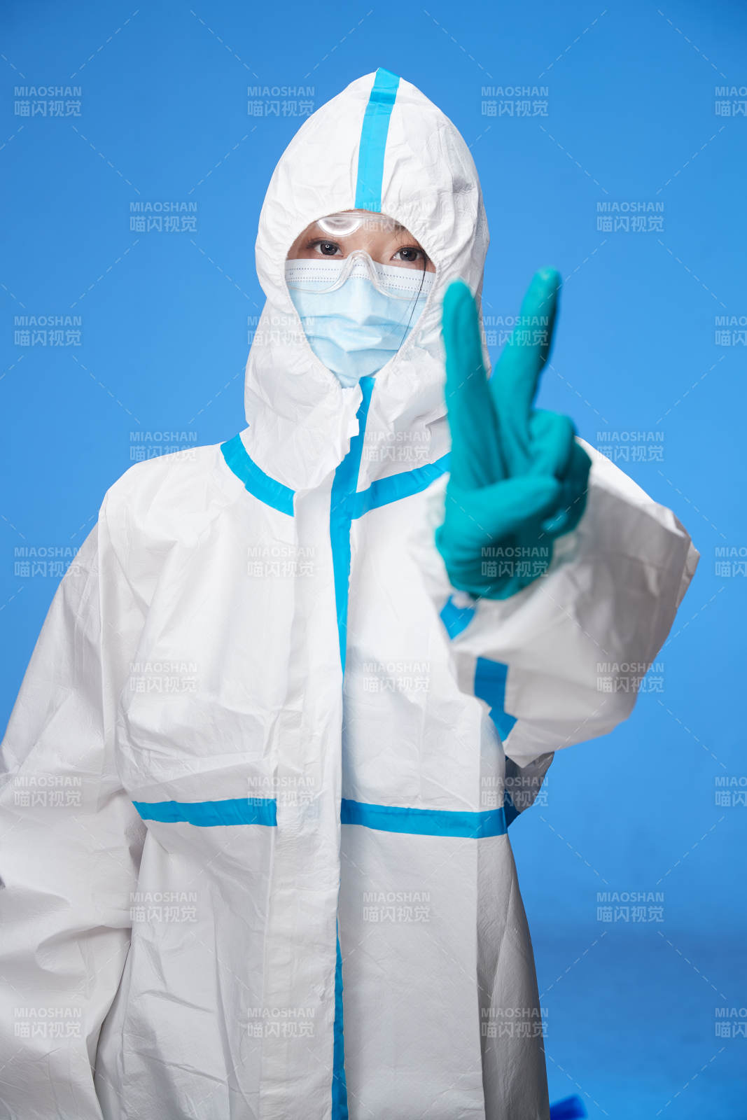 穿白色防护服佩戴护目镜口罩的防疫人员图片