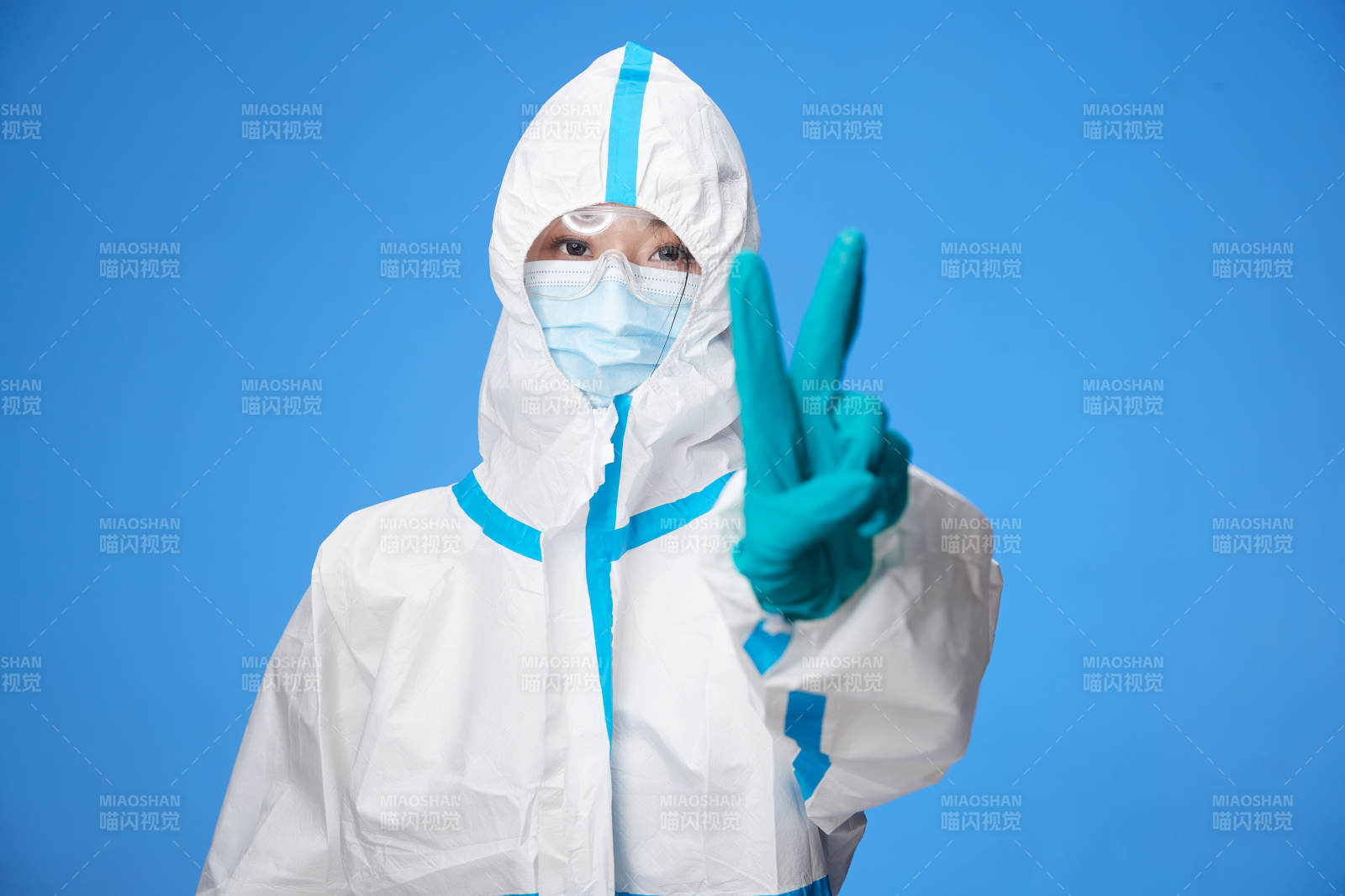 穿白色防护服佩戴护目镜口罩的防疫人员图片