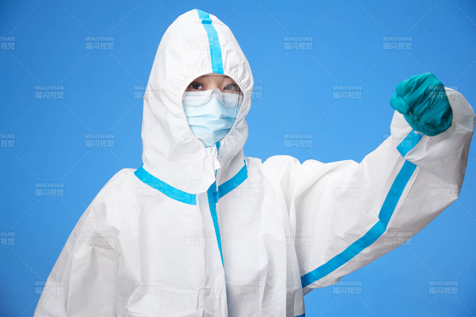 穿白色防护服佩戴护目镜口罩的防疫人员图片