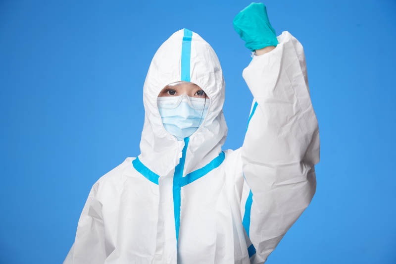 穿白色防护服佩戴护目镜口罩的防疫人员图片