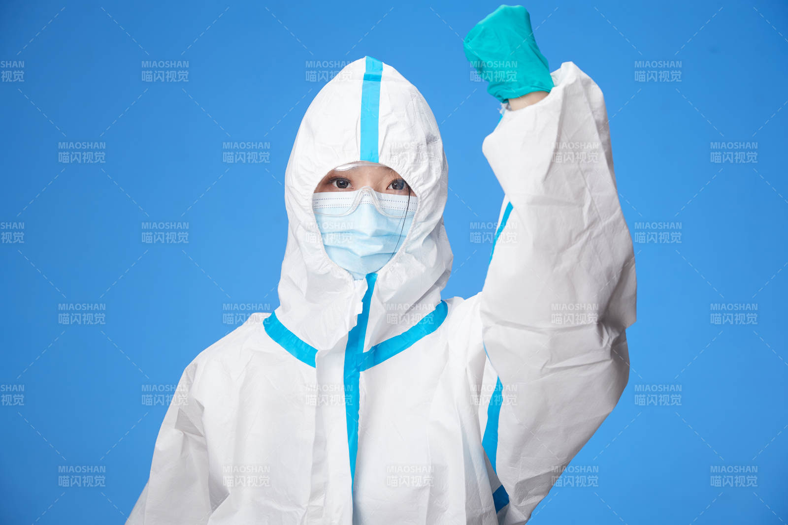 穿白色防护服佩戴护目镜口罩的防疫人员图片