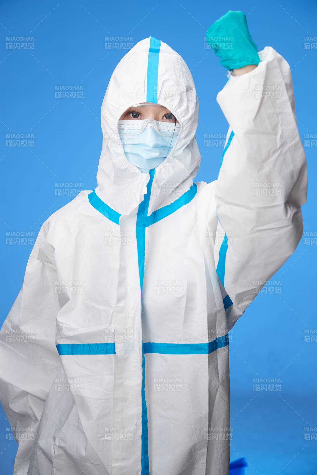 穿白色防护服佩戴护目镜口罩的防疫人员图片