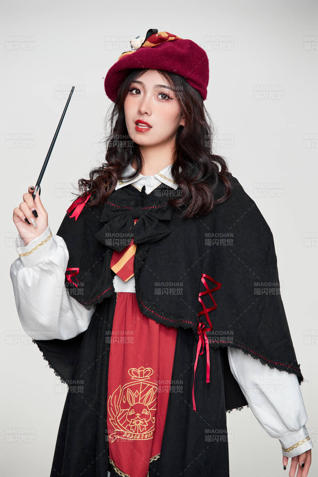 角色扮演霍格沃兹魔法学院学生的少女图片