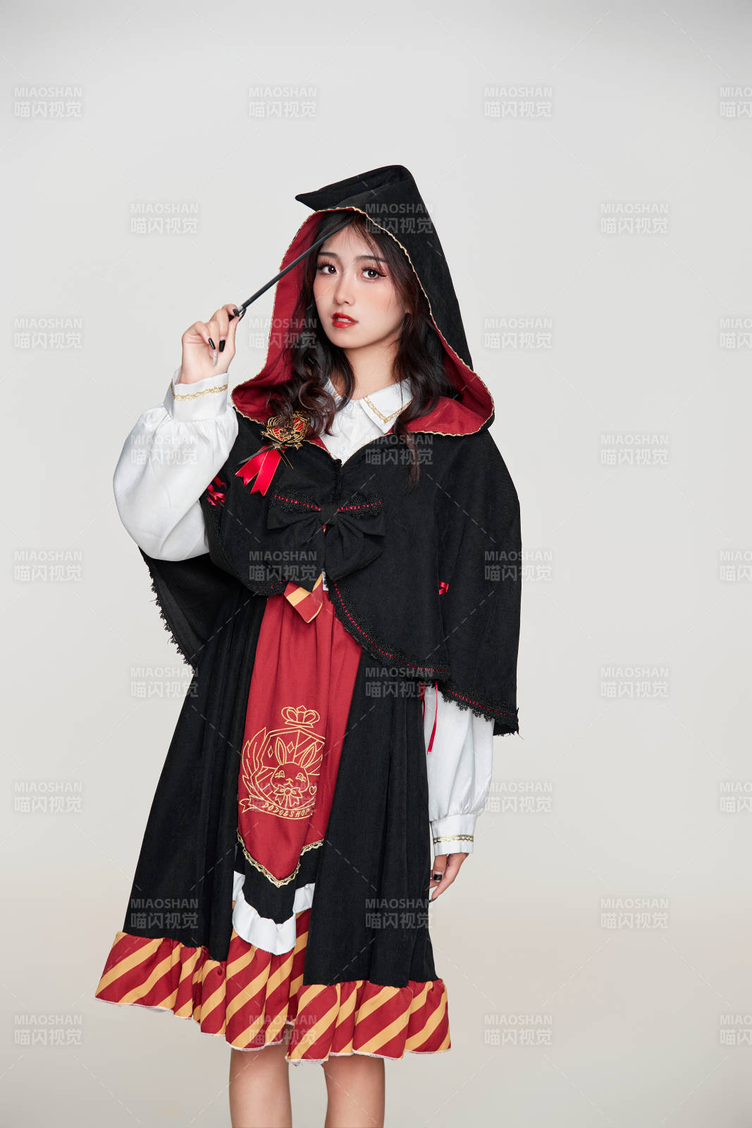 角色扮演霍格沃兹魔法学院学生的少女图片