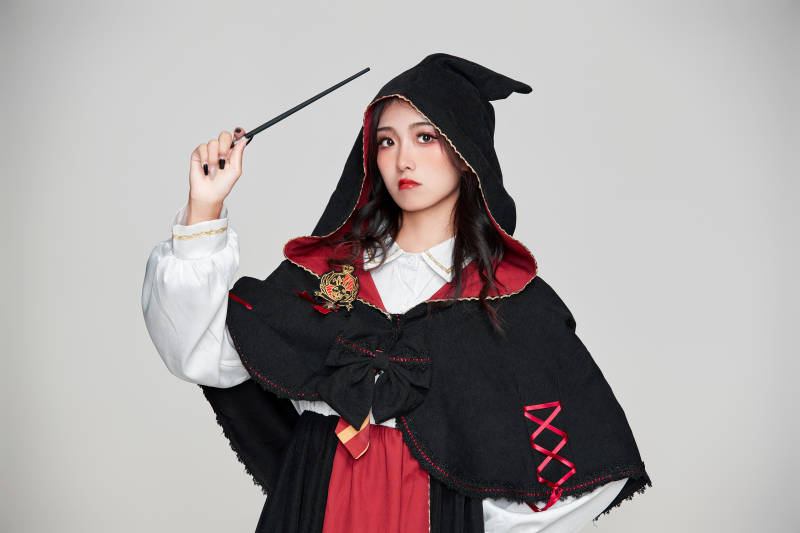 角色扮演霍格沃兹魔法学院学生的少女图片