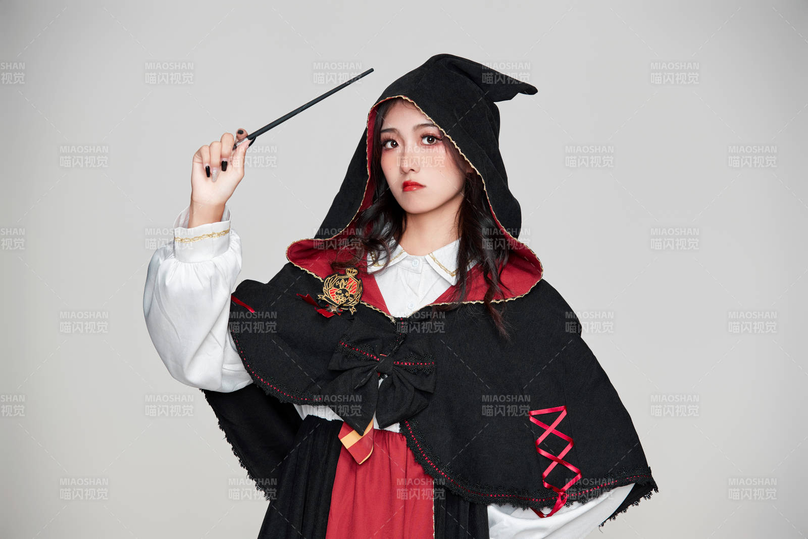 角色扮演霍格沃兹魔法学院学生的少女图片