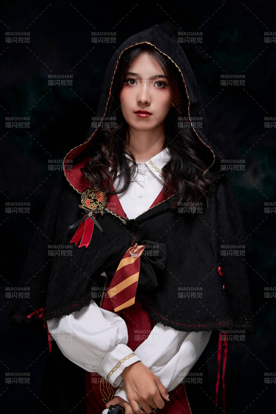 角色扮演霍格沃兹魔法学院学生的少女图片