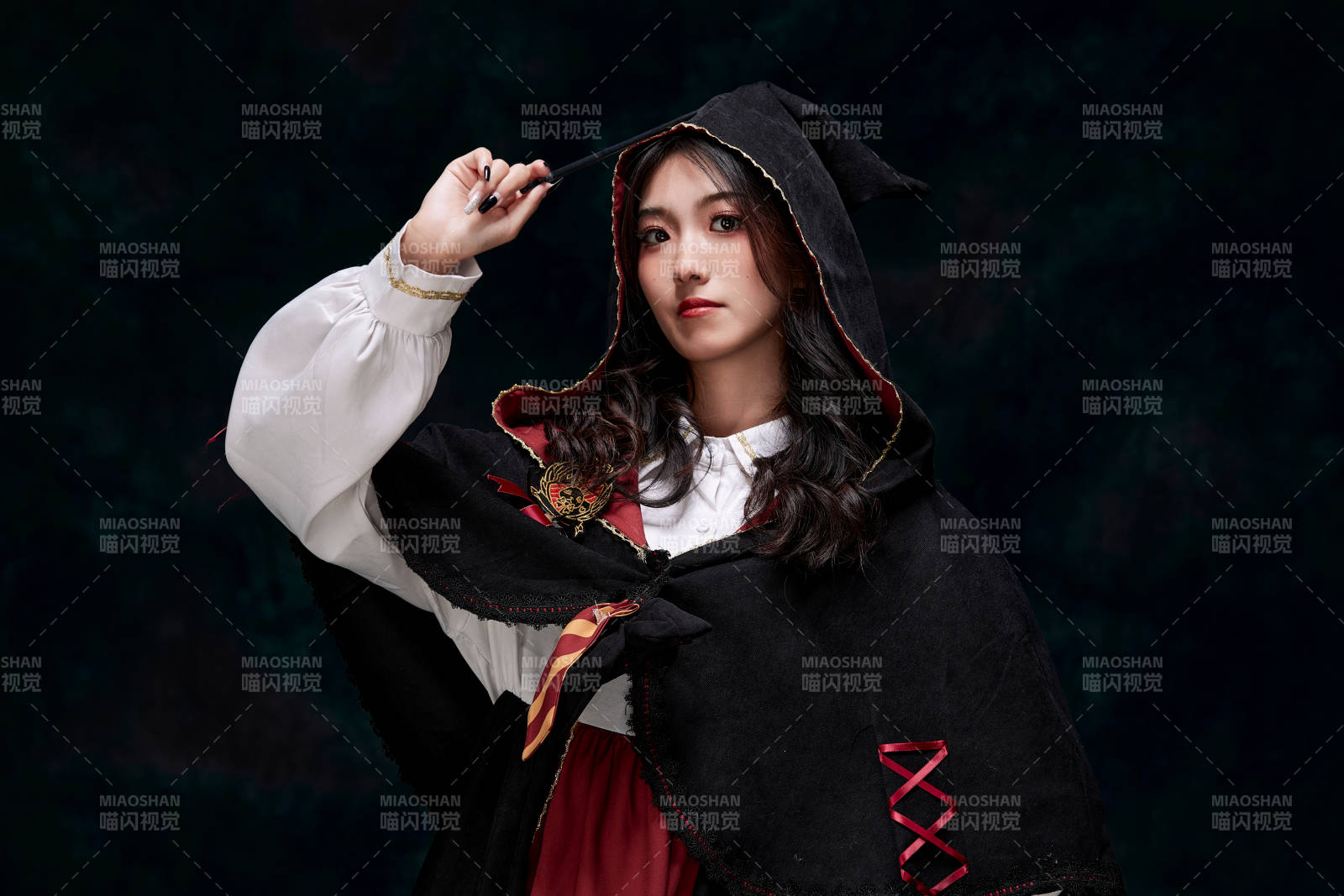 角色扮演霍格沃兹魔法学院学生的少女图片