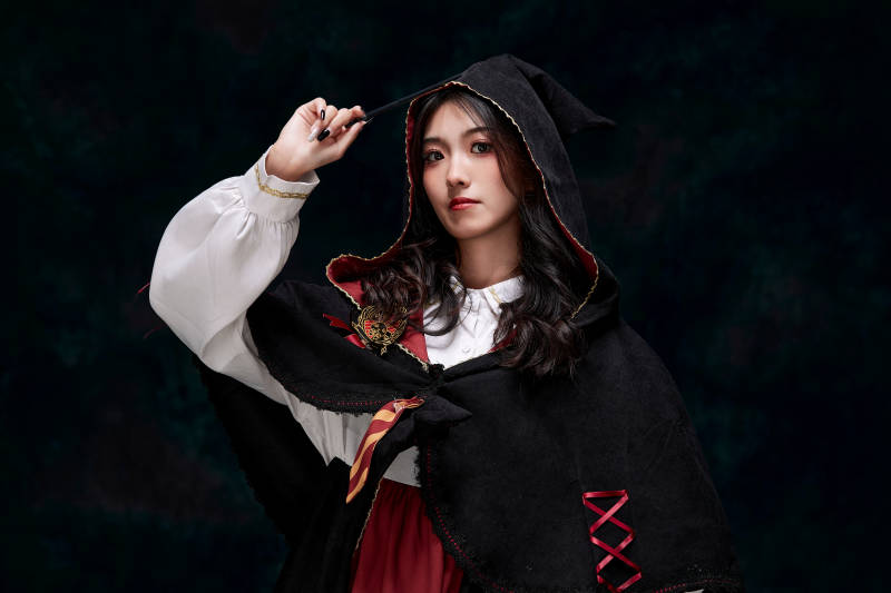 角色扮演霍格沃兹魔法学院学生的少女图片