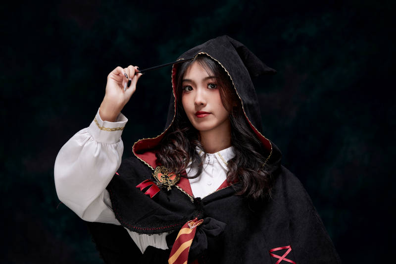 角色扮演霍格沃兹魔法学院学生的少女图片