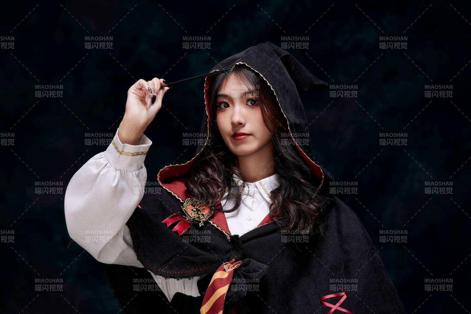 角色扮演霍格沃兹魔法学院学生的少女图片