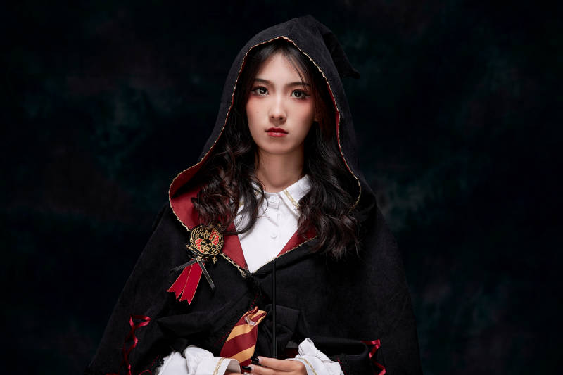 角色扮演霍格沃兹魔法学院学生的少女图片