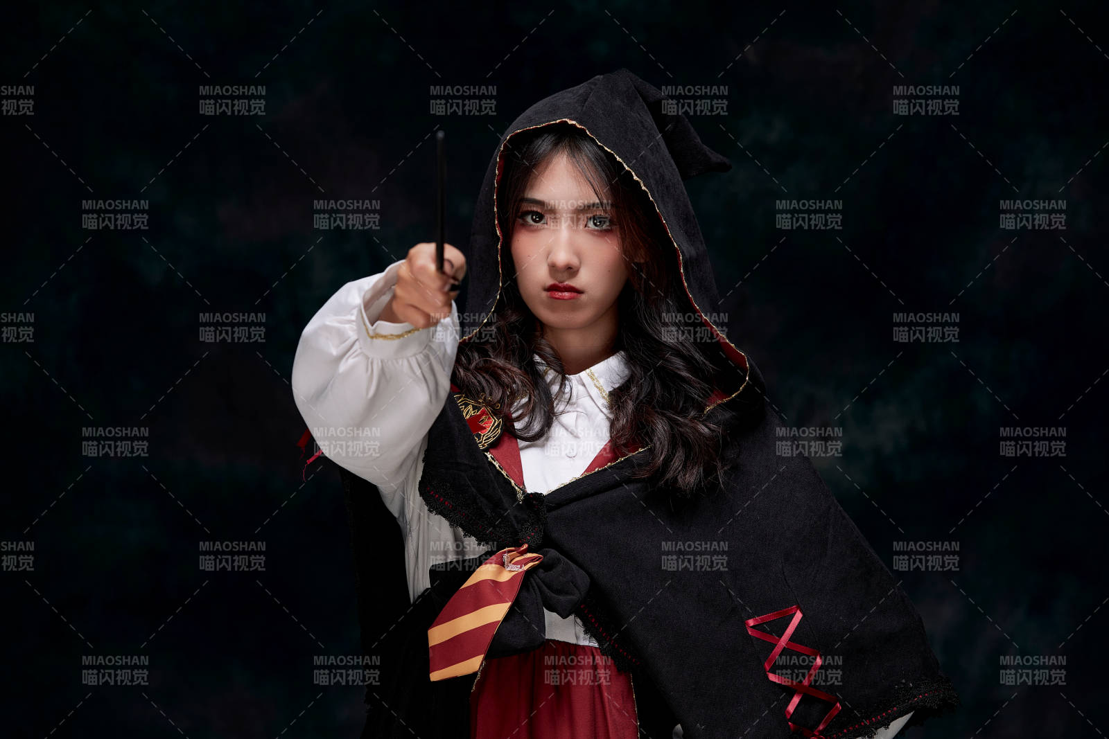 角色扮演霍格沃兹魔法学院学生的少女图片