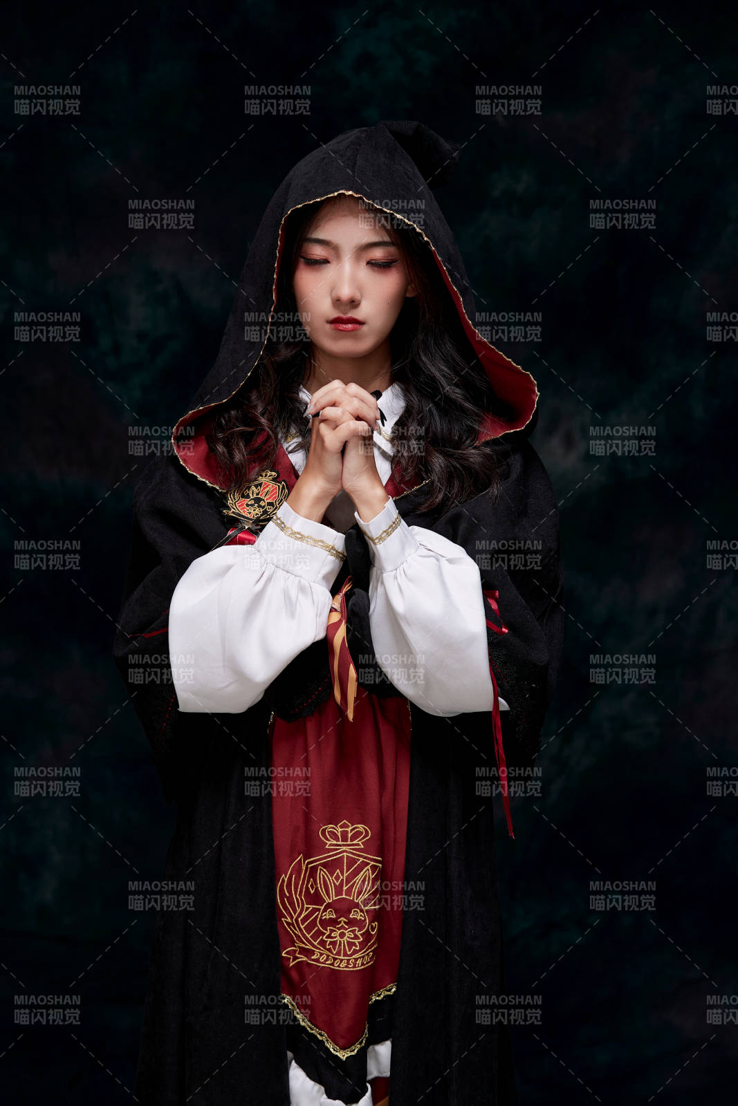 角色扮演霍格沃兹魔法学院学生的少女图片