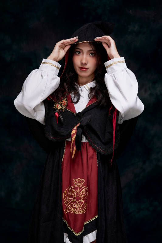 角色扮演霍格沃兹魔法学院学生的少女图片