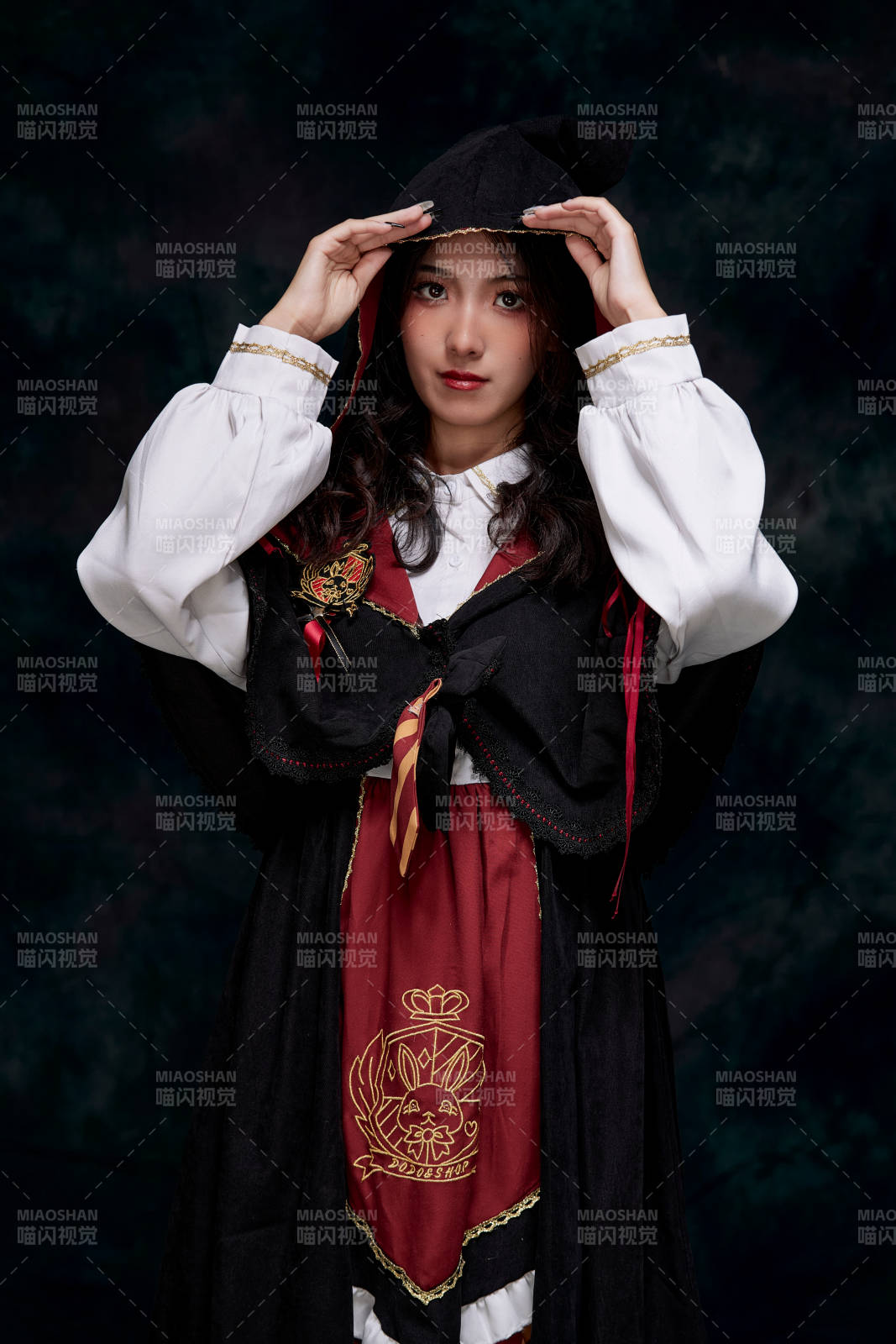 角色扮演霍格沃兹魔法学院学生的少女图片