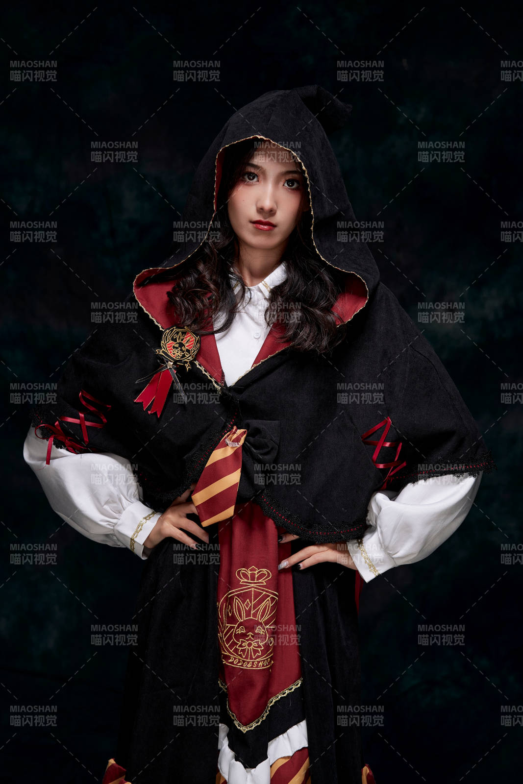 角色扮演霍格沃兹魔法学院学生的少女图片