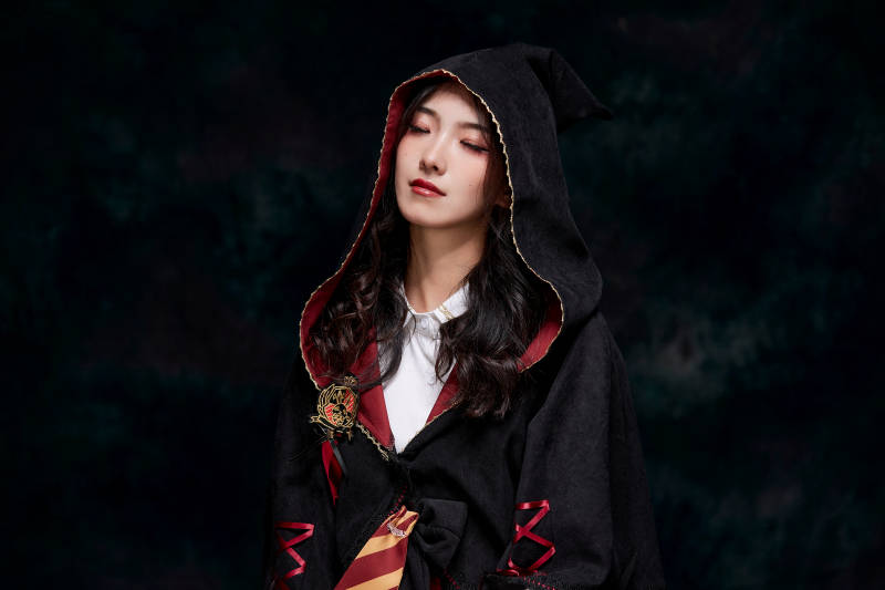 角色扮演霍格沃兹魔法学院学生的少女图片