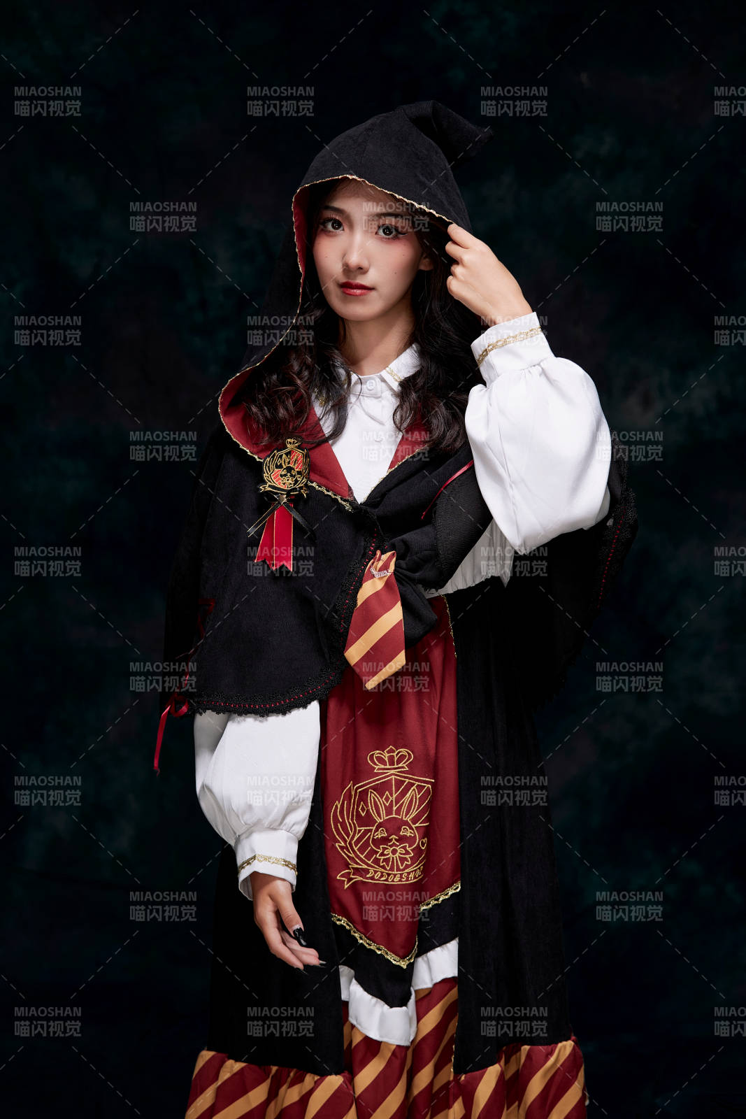 角色扮演霍格沃兹魔法学院学生的少女图片