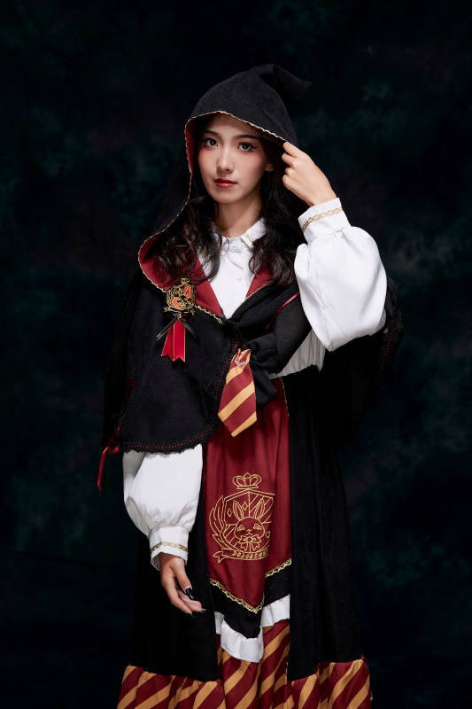 角色扮演霍格沃兹魔法学院学生的少女图片