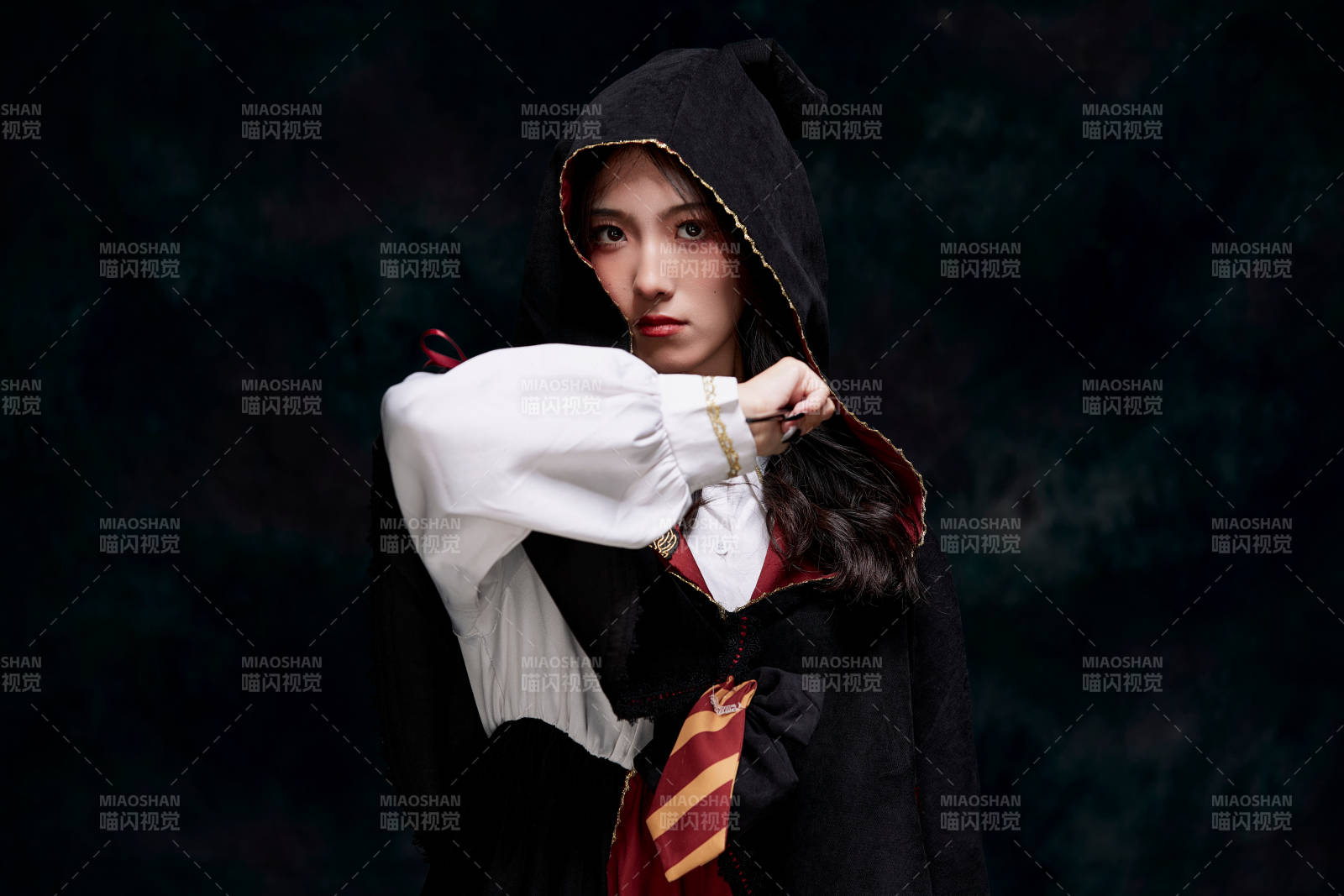 角色扮演霍格沃兹魔法学院学生的少女图片