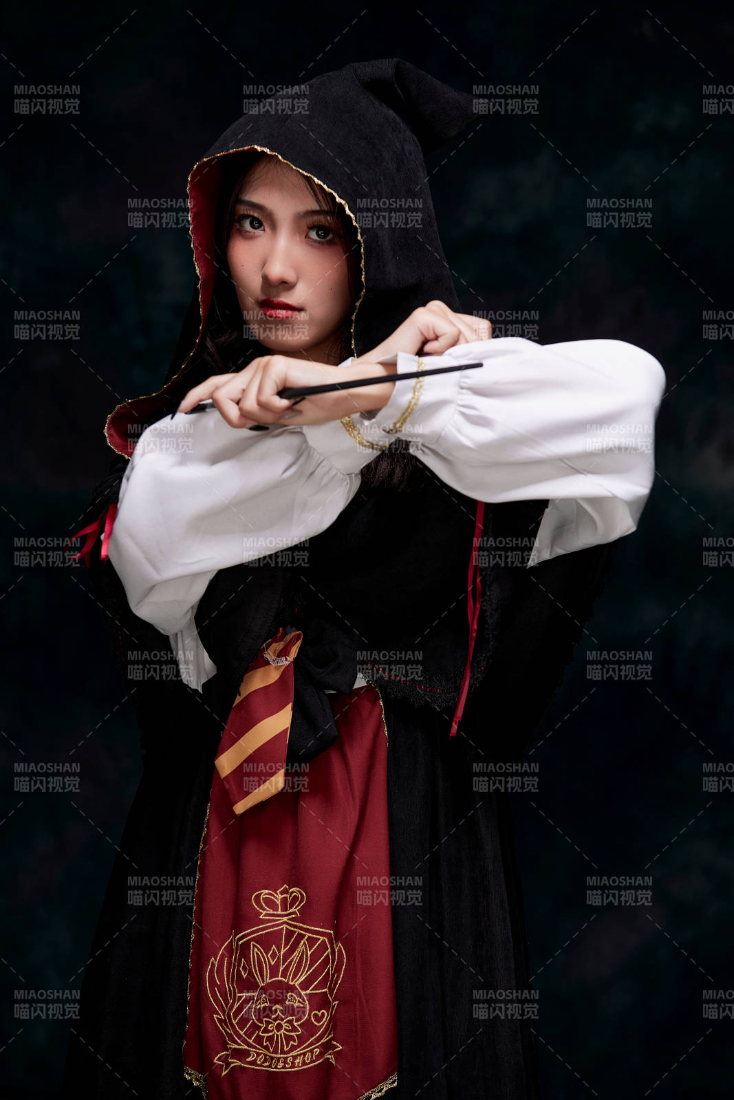 角色扮演霍格沃兹魔法学院学生的少女图片