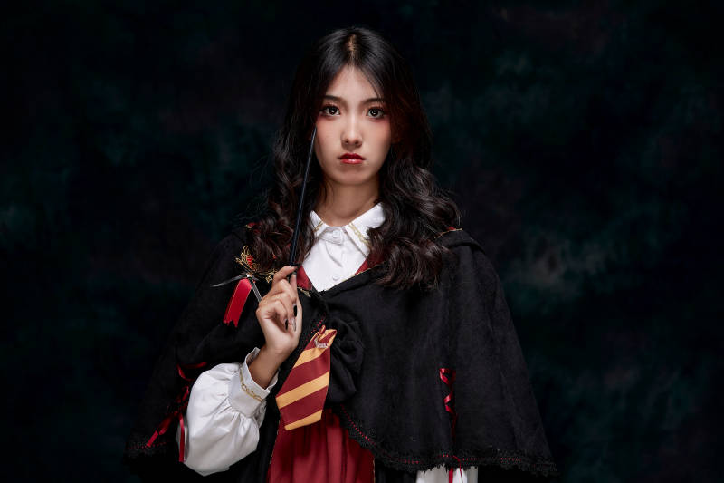 角色扮演霍格沃兹魔法学院学生的少女图片