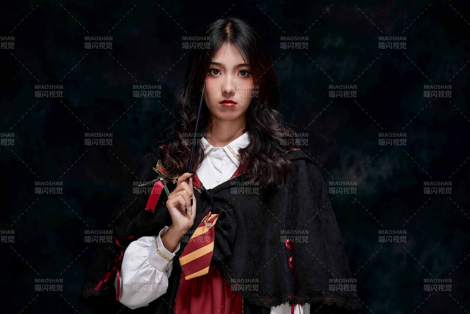 角色扮演霍格沃兹魔法学院学生的少女图片