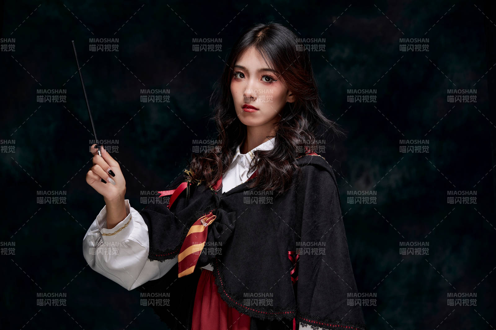 角色扮演霍格沃兹魔法学院学生的少女图片