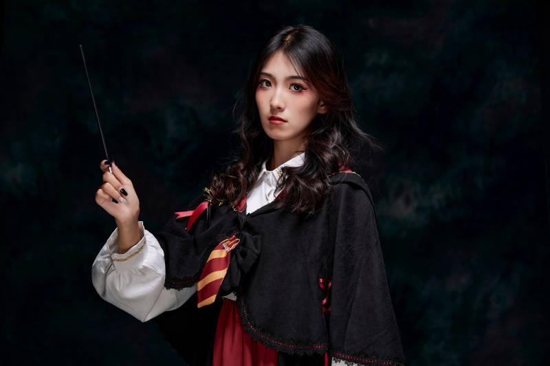 角色扮演霍格沃兹魔法学院学生的少女图片