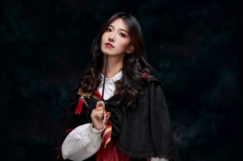 角色扮演霍格沃兹魔法学院学生的少女图片