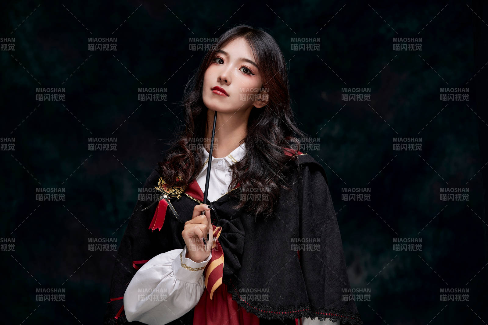 角色扮演霍格沃兹魔法学院学生的少女图片