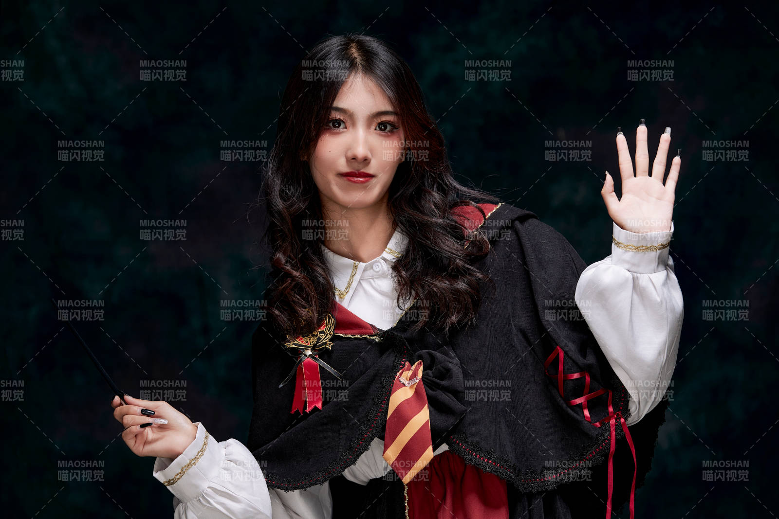 角色扮演霍格沃兹魔法学院学生的少女图片