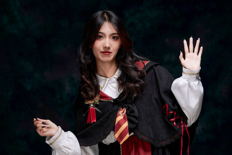 角色扮演霍格沃兹魔法学院学生的少女图片