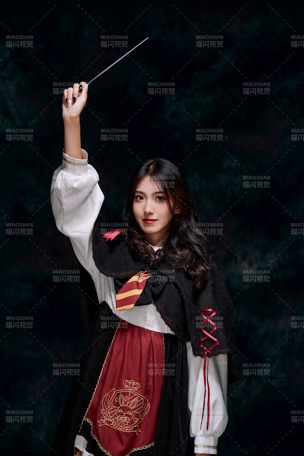 角色扮演霍格沃兹魔法学院学生的少女图片